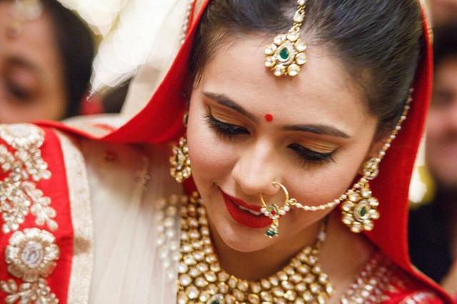 在印度看见戴鼻环的女人,最好离远一点,否则会惹麻烦