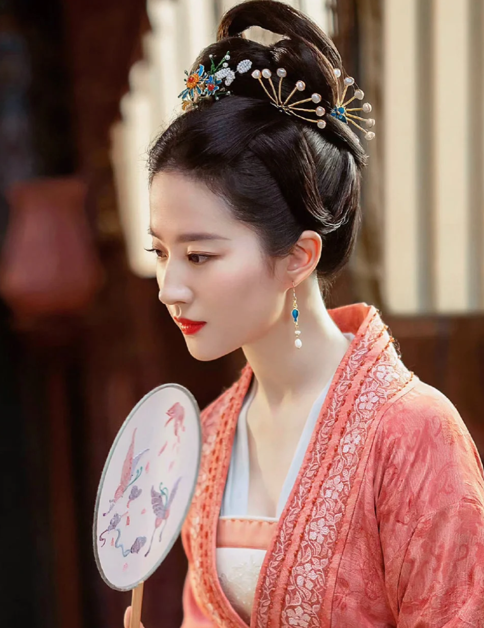 刘亦菲红裙雕刻感写真大片秀美背,天仙之美不可方物