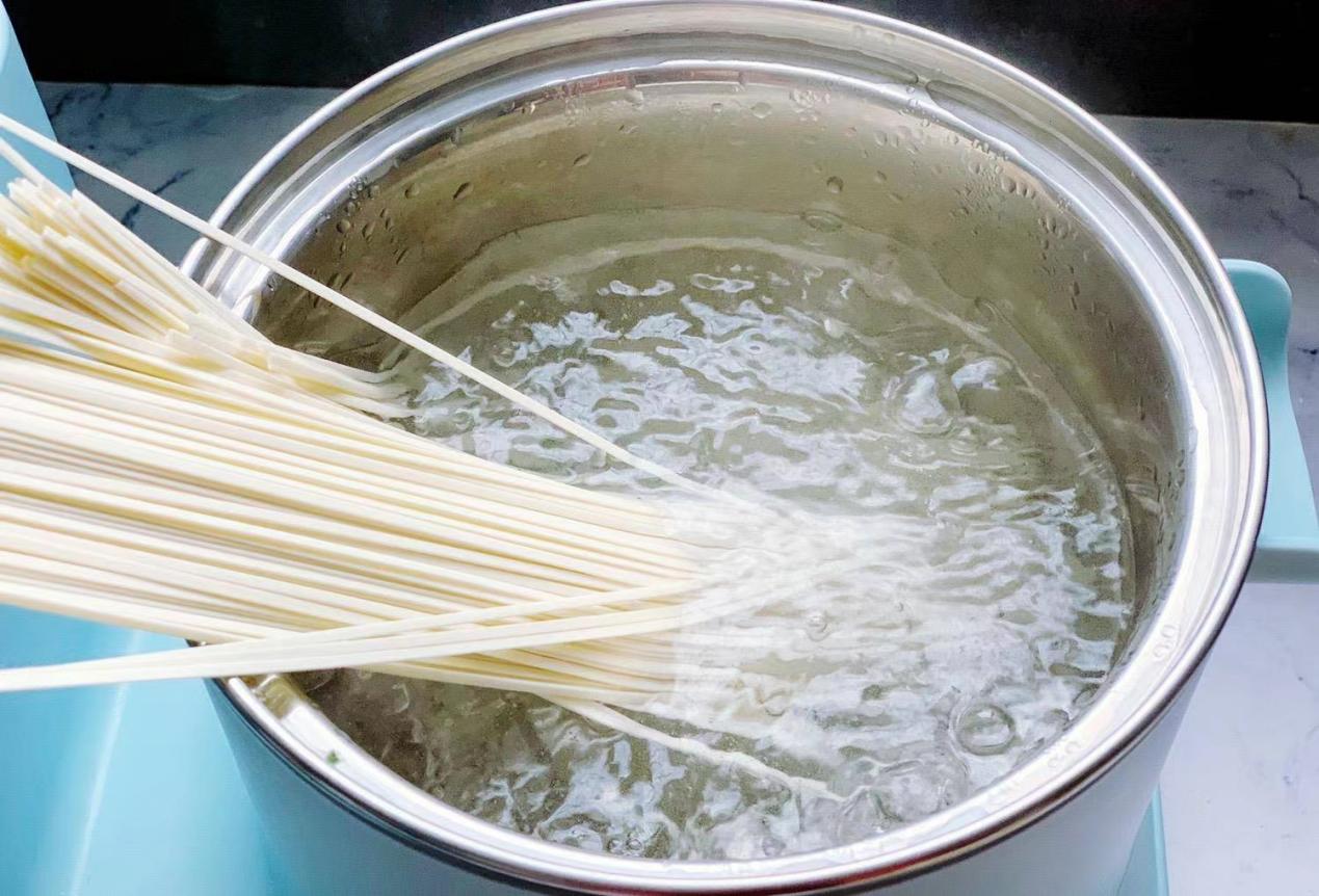 煮挂面,用冷水还是热水,80%的人都做错了,难怪面条发粘不劲道