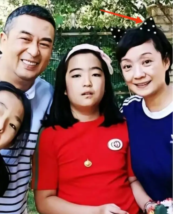 53岁张嘉译近况曝光!晒全家福力破婚变传闻,女儿漂亮越长越像他