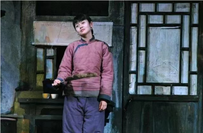 《骆驼祥子》看小福子在白房子的遭遇,才知她绝望离开的真相