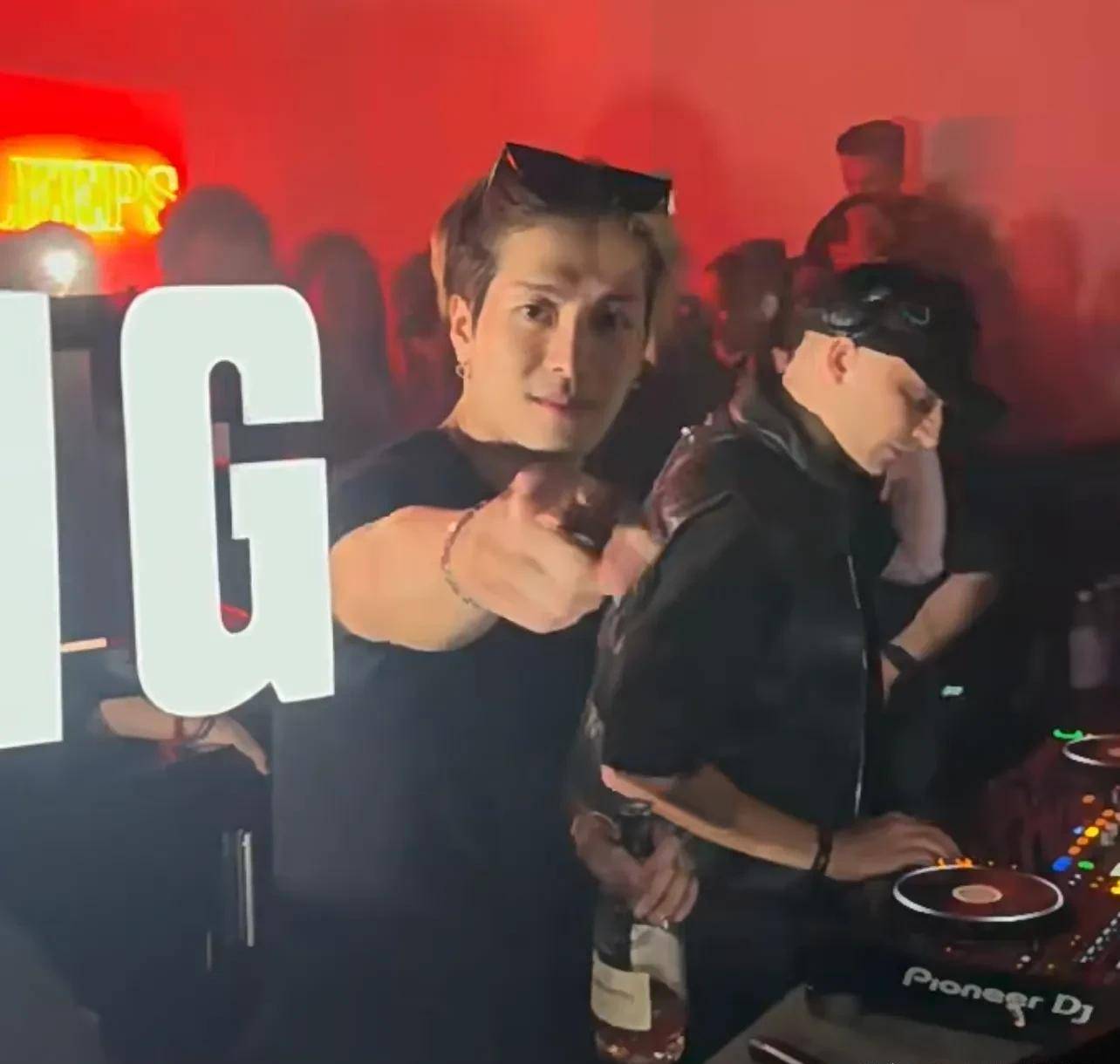 王嘉尔粉丝曝合影时被其捏手,网友批评太亲密,粉丝:正常现象