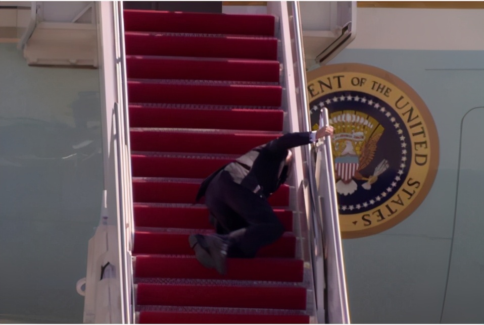 揭秘拜登多次摔倒的真相!