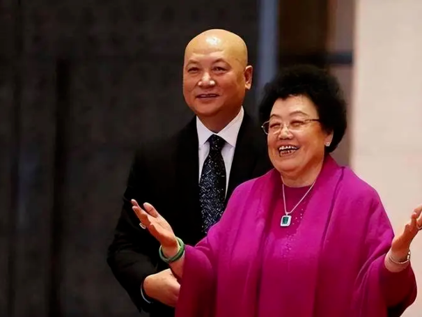 迟重瑞和陈丽华真的是因爱结合吗?为什么迟重瑞过得如此谦卑?