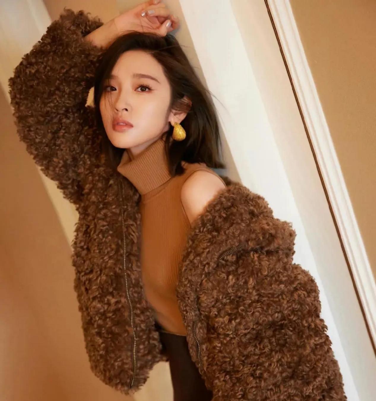 唐艺昕最新美拉德穿搭共享,像浓浓的巧克力糖消融在了冬日暖阳里