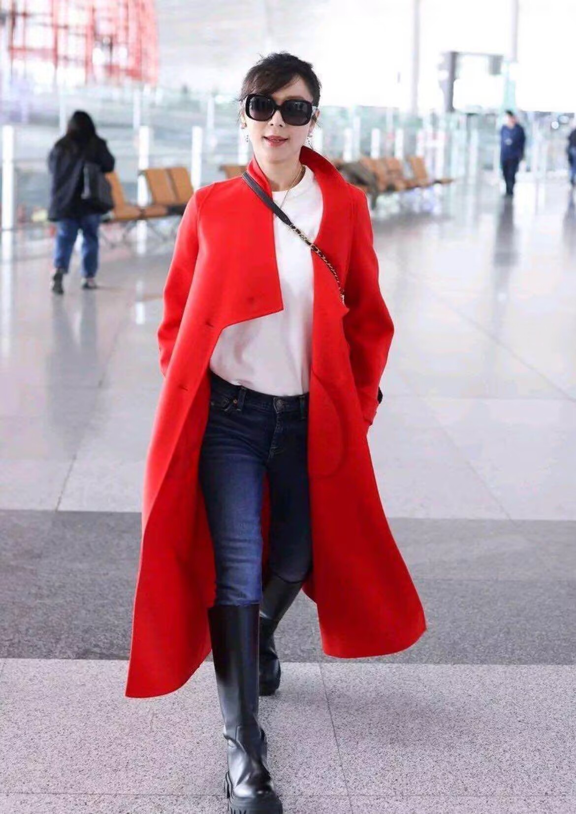 张静初还是这么美,把牛仔裤塞靴子里,仿佛走路都带风!