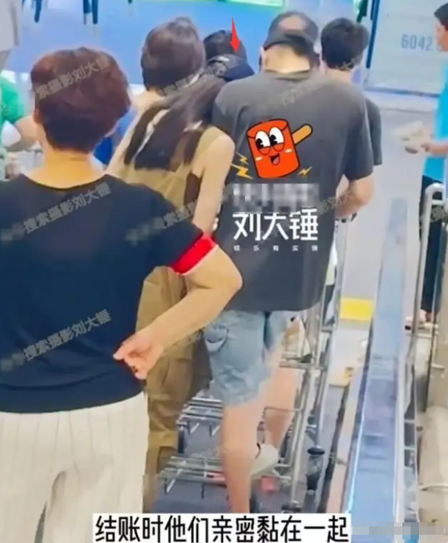 "胡辣汤女神"曝恋情!与大3岁男星甜蜜同居,牵手遛狗逛超市