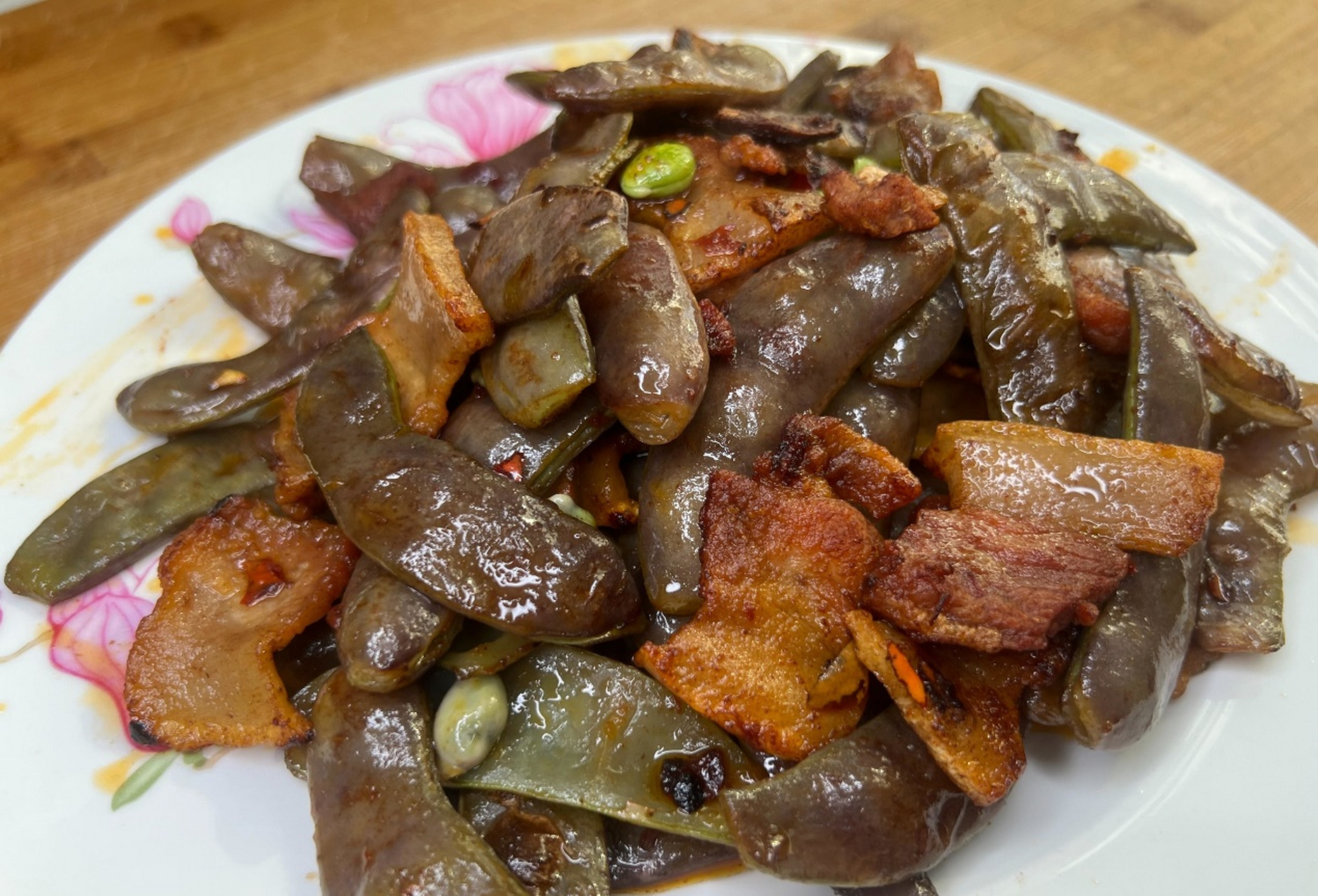 注意火候和配料搭配,可以制作出色香味俱佳的梅豆炒肉,作为一道下饭菜