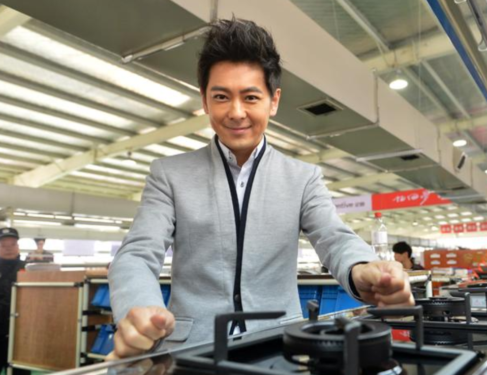 48岁林志颖生图曝光,嘟嘟唇加欧式大双眼皮,侧面撞脸60岁吴刚