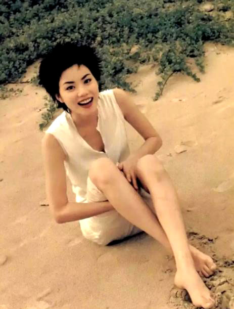 王菲54岁再传喜讯?离婚2次,没想到还是和谢贤成为一家人