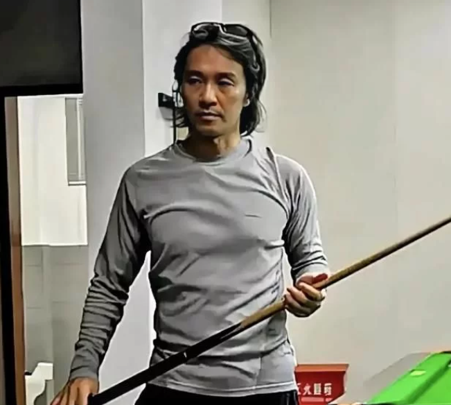 60岁周星驰近照曝光,"肌肉星爷"惊呆粉丝