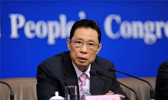 钟南山现身新加坡,亲自推行李被赞接地气,旁边美女惊到嘴似脱臼