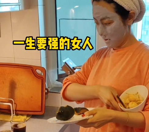 巴图和博谷晒日常,二胎长得像奶奶宋丹丹,网友:气死英达!