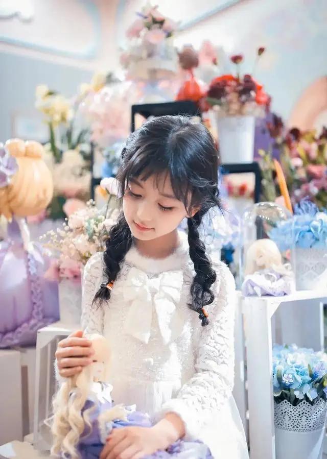 三岁当模特,连王思聪都关注了她,你认识这位网红小仙女吗?