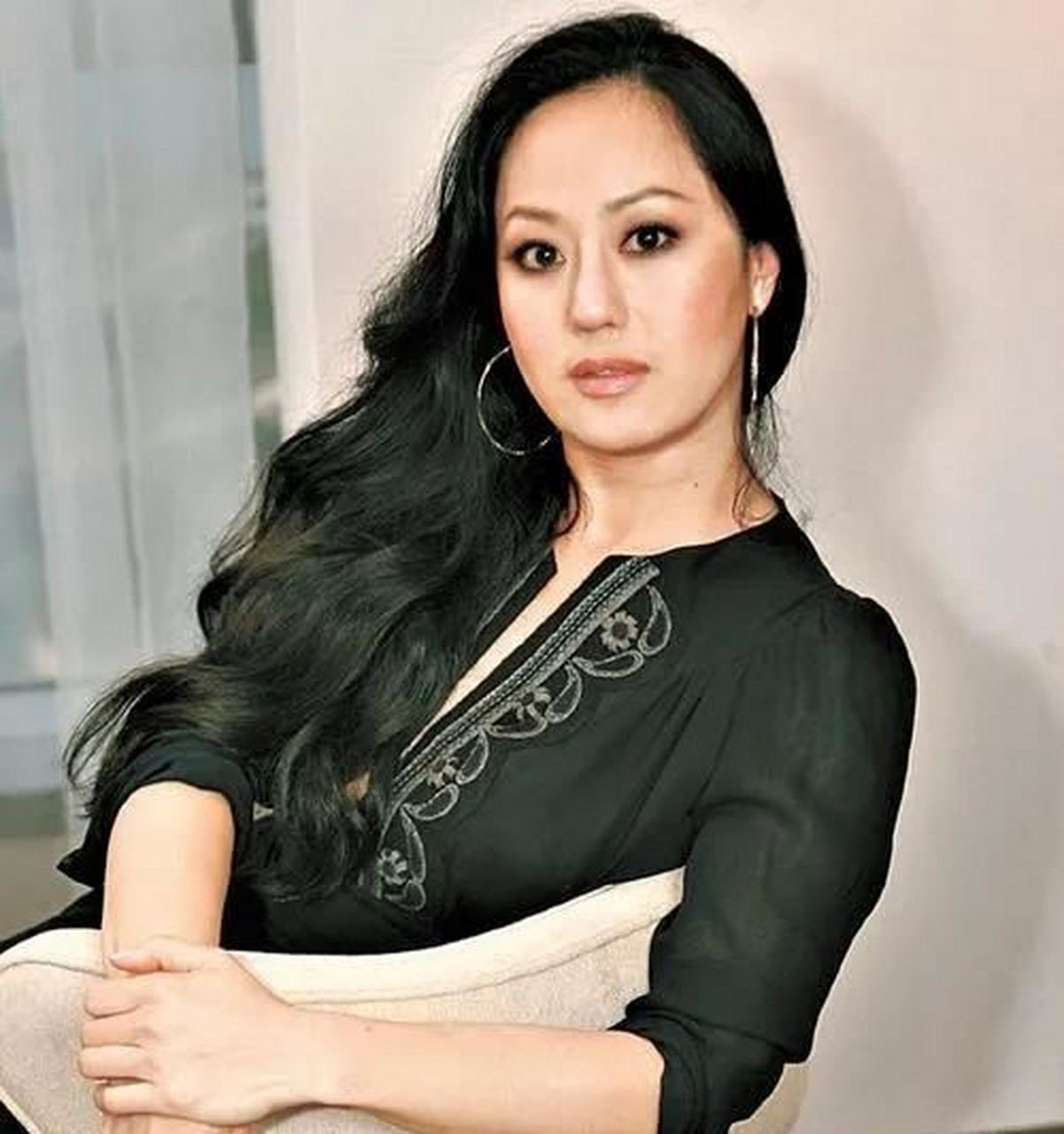 钟镇涛的人生充满起伏和戏剧性.与前妻章小蕙闪婚,因财务纠纷破裂.