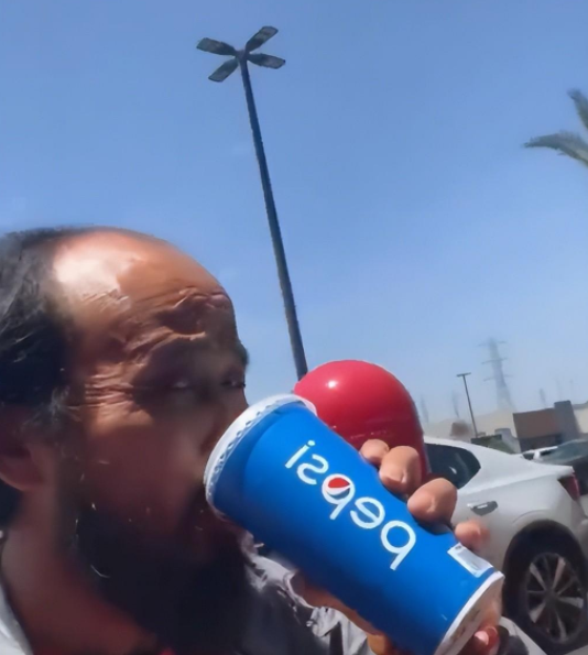 网红天哥借7万"润"到美国,夸赞热狗一块五,如今却捡垃圾维生