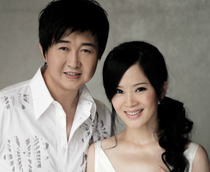 付笛生携儿子儿媳现身国外,任静穿千元衣,与老公街头甜蜜相拥