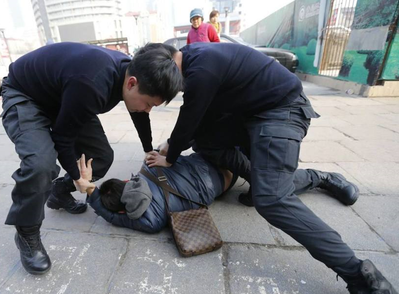 警察抓人现场真实图片