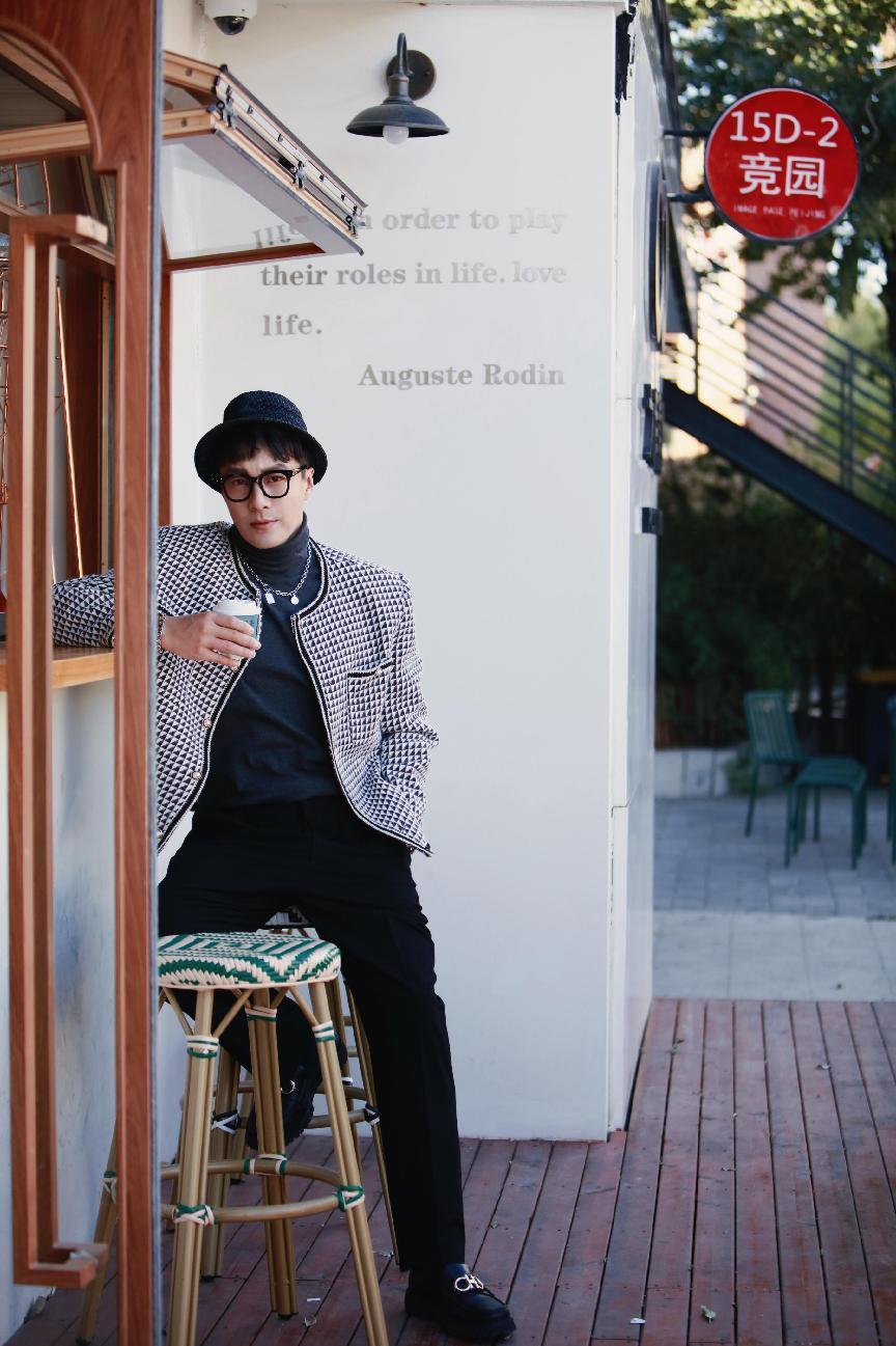 杨金承晒秋日写真 明颜亮眸 捕捉秋意