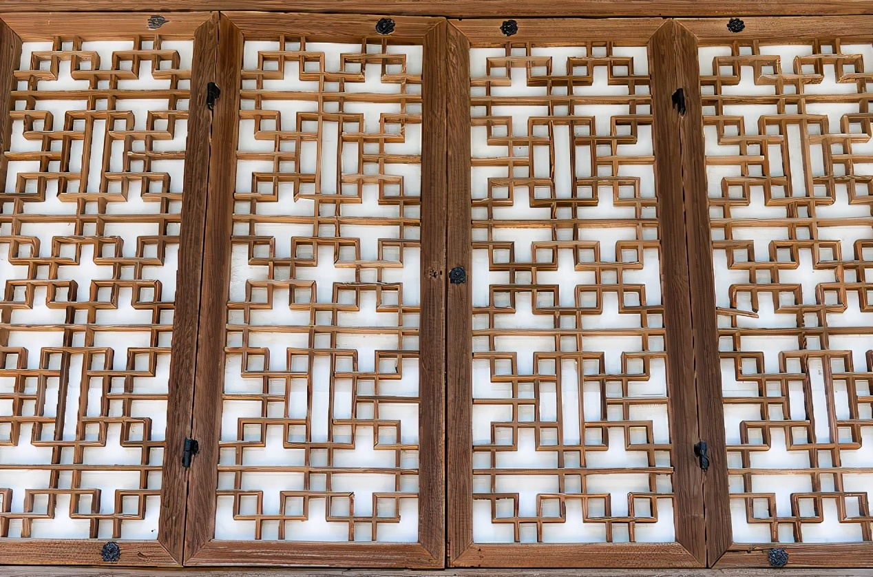 说实话,古代人比咱们聪明,纸糊窗一戳一个洞,却不担心刮风下雨