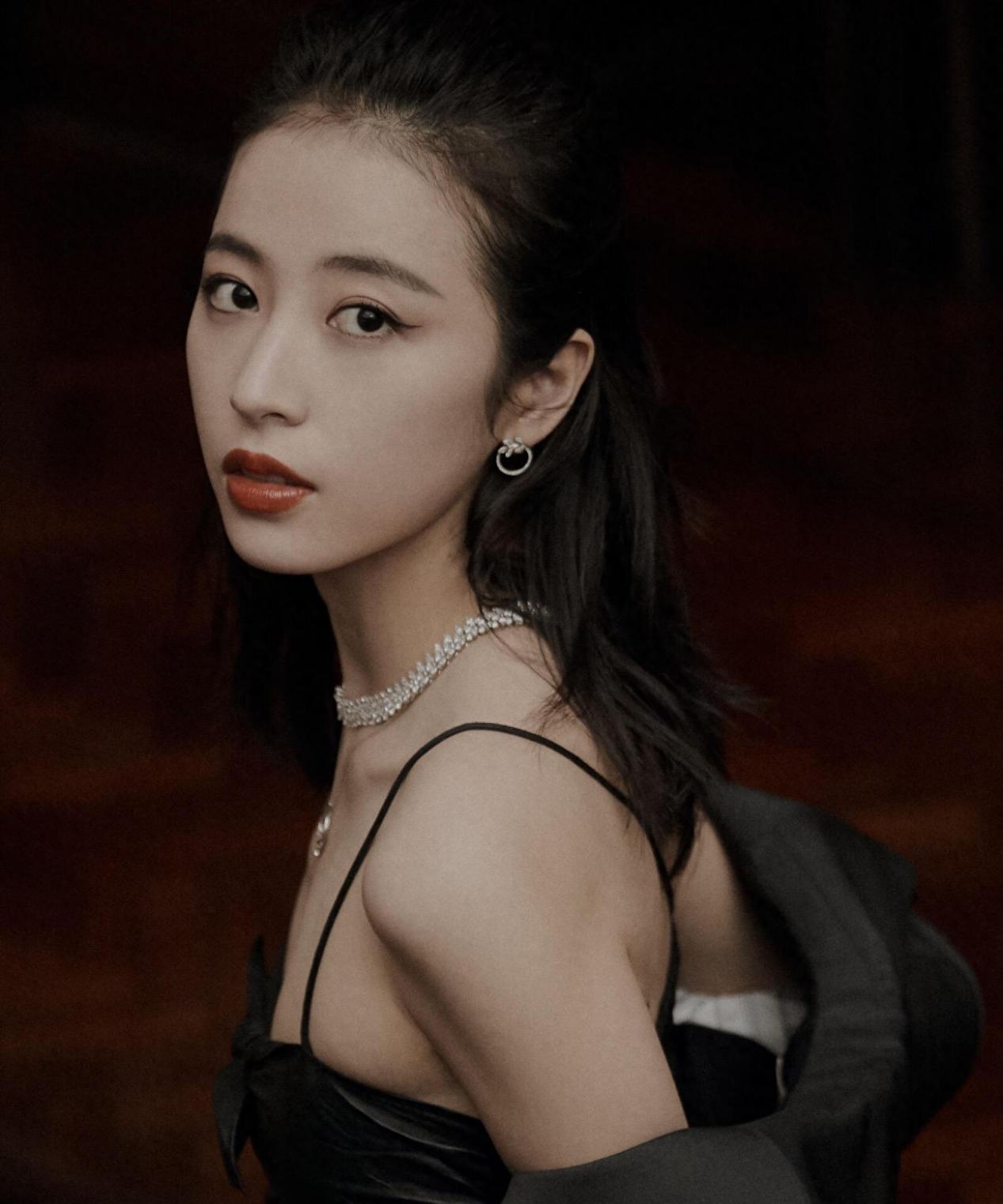 舞台魅力无限!29岁周雨彤,性感女神引爆视觉盛宴!