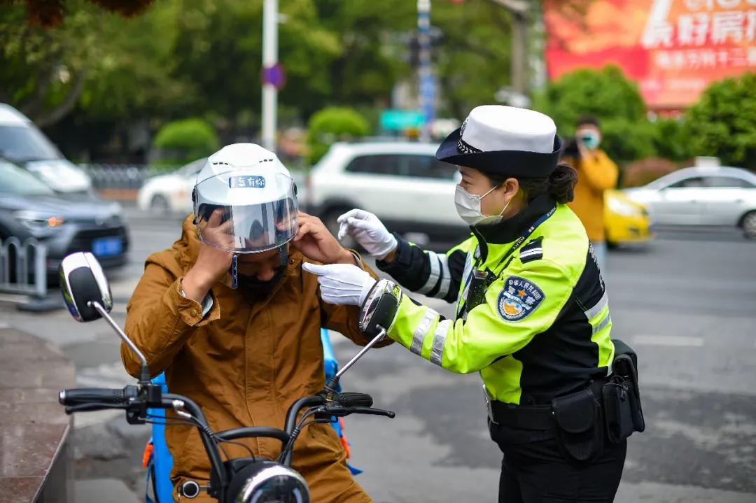 未戴头盔骑摩托车闯红灯身亡