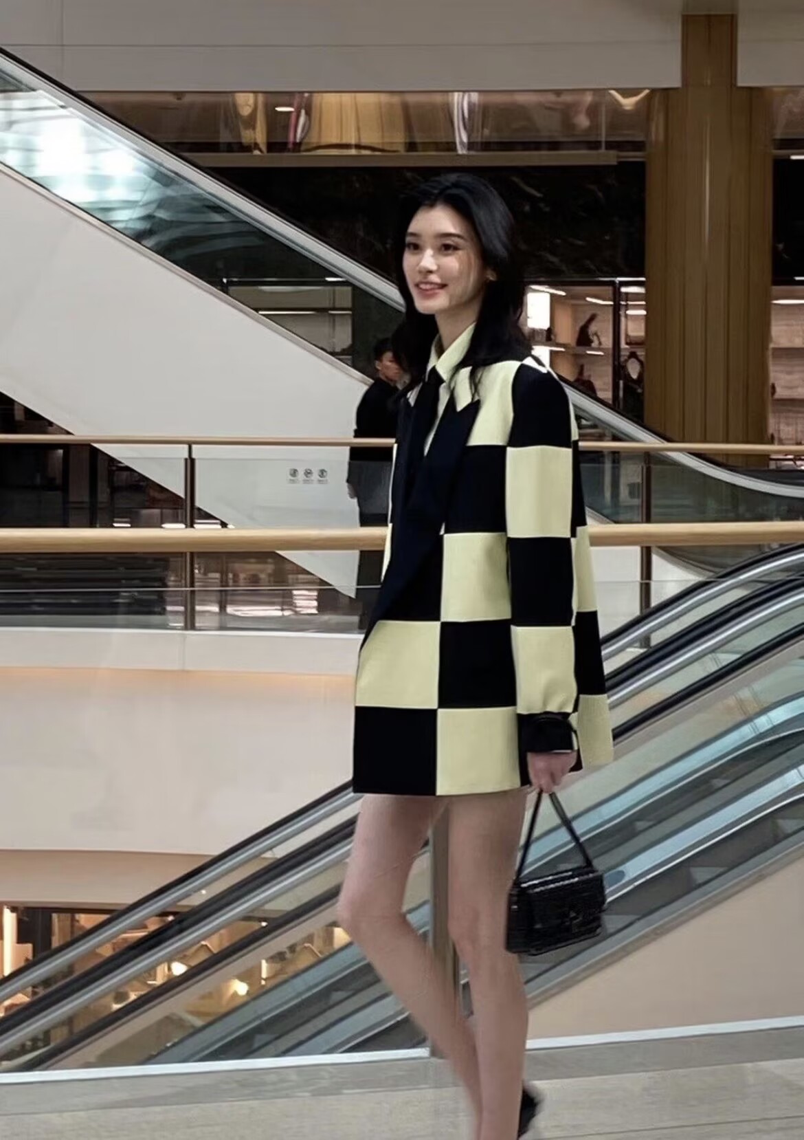 奚梦瑶这腿是真实存在的吗?把西装当裙子穿,利落又显腿长