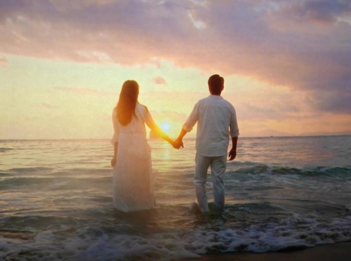 朱一龙抽烟为什么要舔一下?