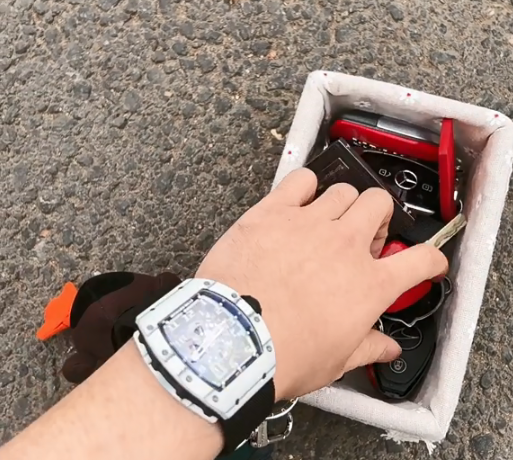 童瑶继子王政源露面,被嘲相亲像卖房,炫富晒一整盒千万豪车钥匙