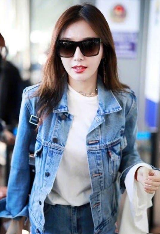 秦岚机场现身惹争议,穿学生装踩厚底鞋扮嫩,真实身高只有155?