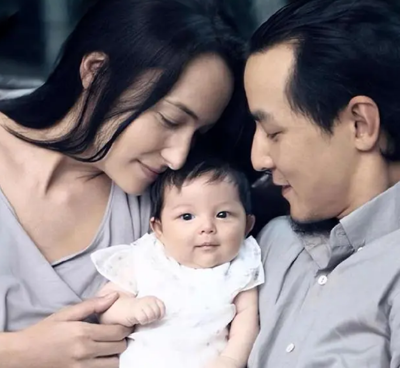 吴彦祖10岁女儿近照曝光,吴斐然挑染粉发好时髦,和妈妈长超像