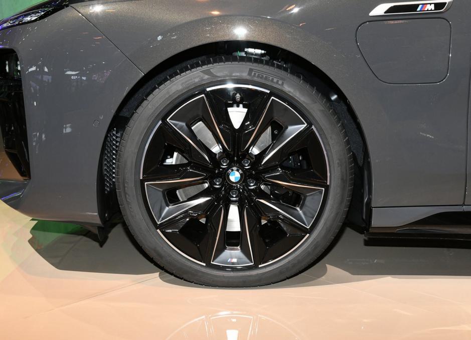 宝马760le你猜猜要多少钱?181.9万,4.3秒破百还不如极氪001