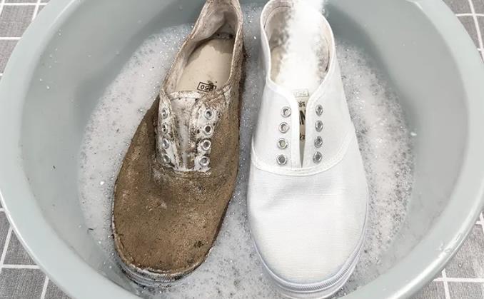 小白鞋穿久变脏,发黄洗不干净?别急着扔,教你一招,一泡就干净