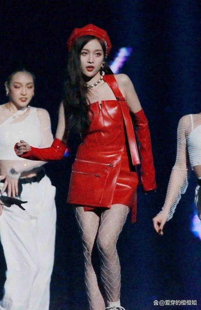 吴宣仪彻底放飞自我,白色渔网丝袜,搭配红色铠甲服帅气十足!