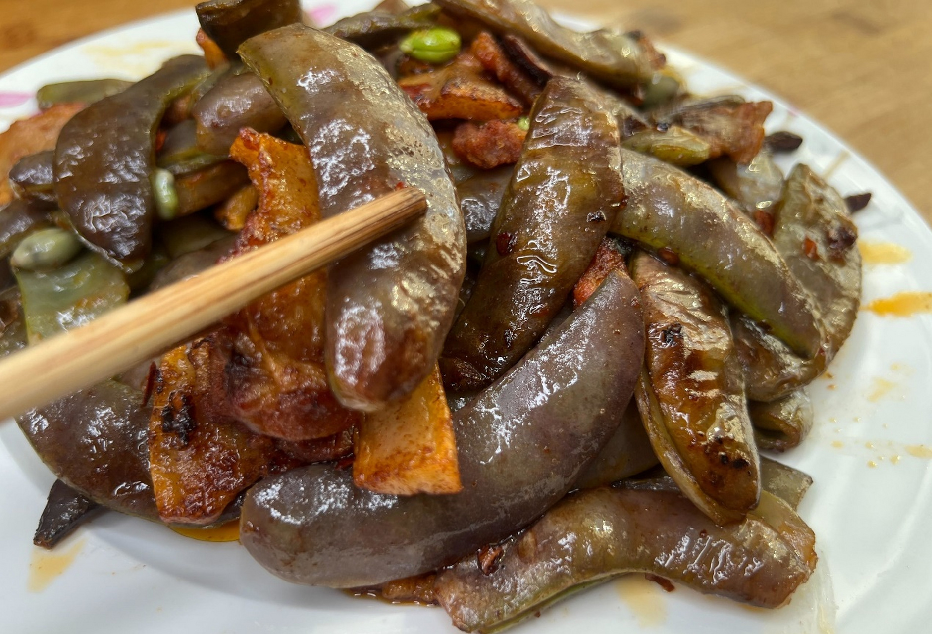 梅豆炒肉是一道营养丰富,美味可口的家常美食,由梅豆和五花肉炒制而成