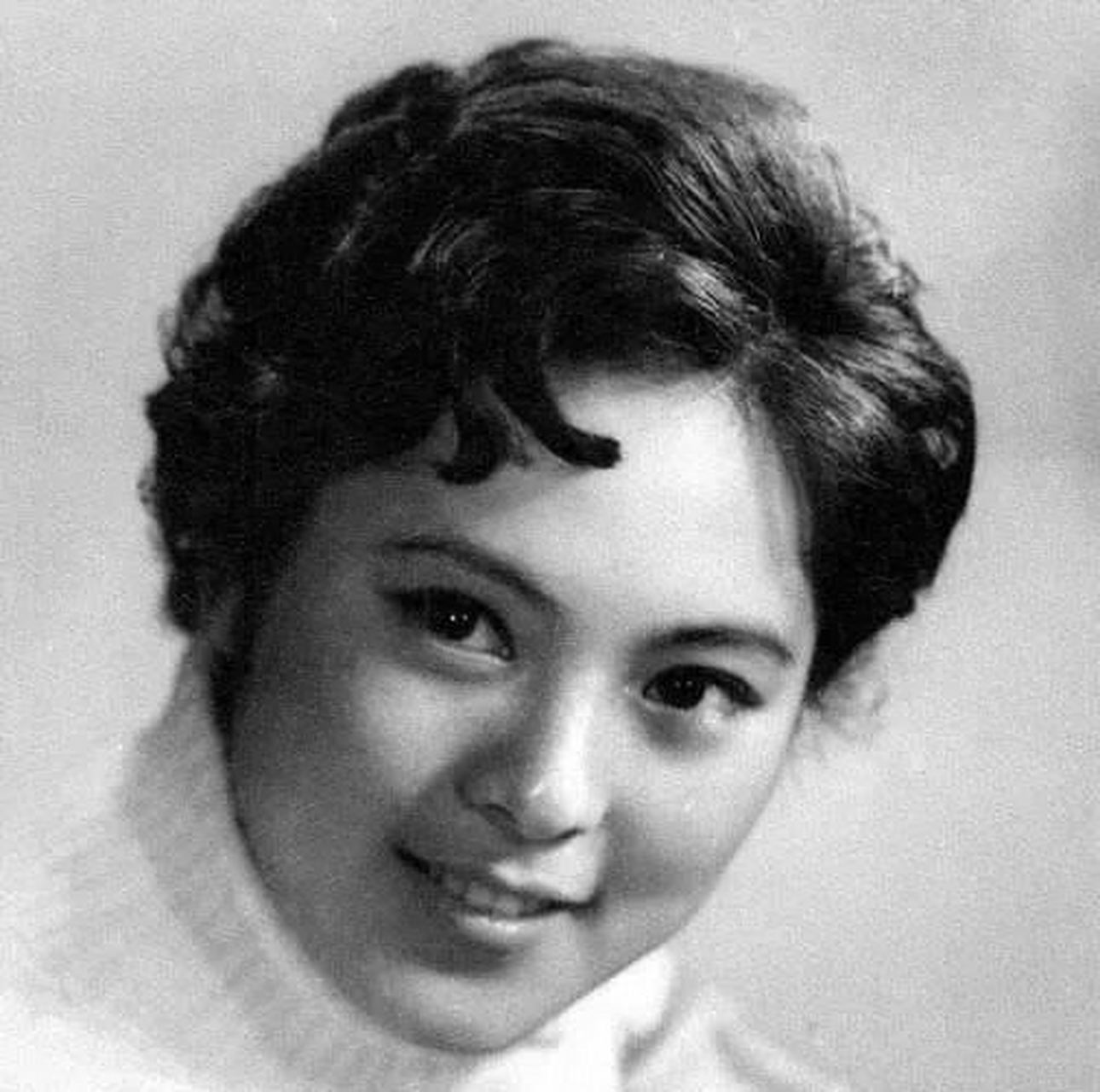 演员张芝华的故事描绘了一个母亲,演员和妻子在生活中的感人角色.