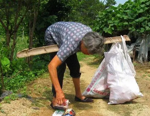 大妈捡到5张百元大钞,回家后立刻报警,竟然救了自己的亲生女儿