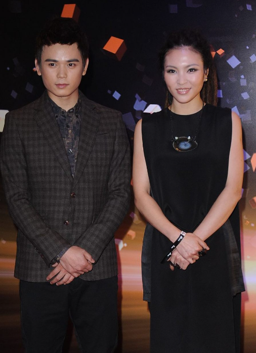 张恒远去世两月后,毕夏高调庆32岁生日,和汪峰大笑比心引争议