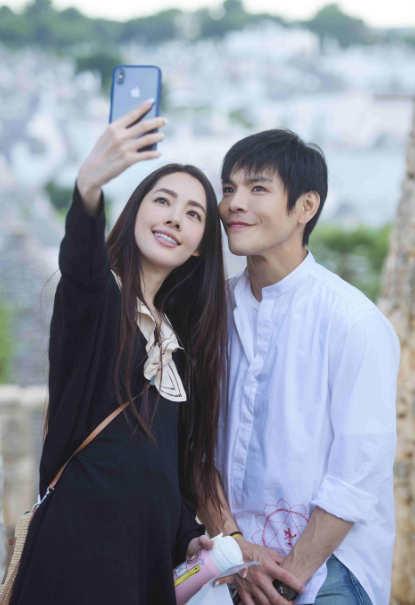 向佐一家杭州游,腹肌惹眼,郭碧婷身材发福,泳池不摘口罩