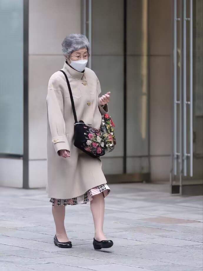 "人间真实"的日本街拍,无美颜,无滤镜,但仅凭"穿搭"就赢了