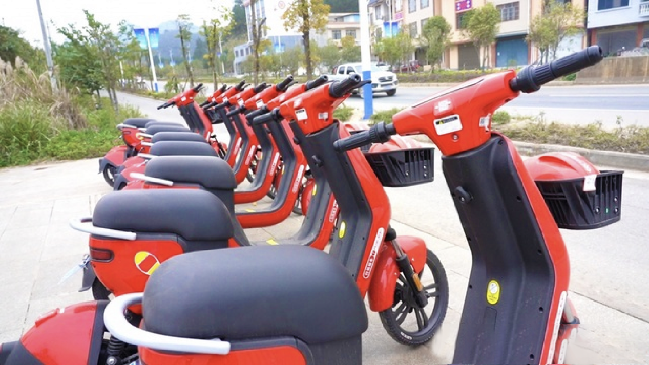 人民出行共享电单车走进巴马,绿色低碳出行成新风尚