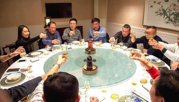 酒场应酬30年,广东身价过亿的老板酒桌谈论生意经,网友:高手