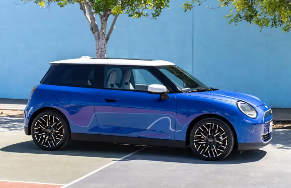 2024 年 mini cooper electric 的内饰和配乐让您身临其境