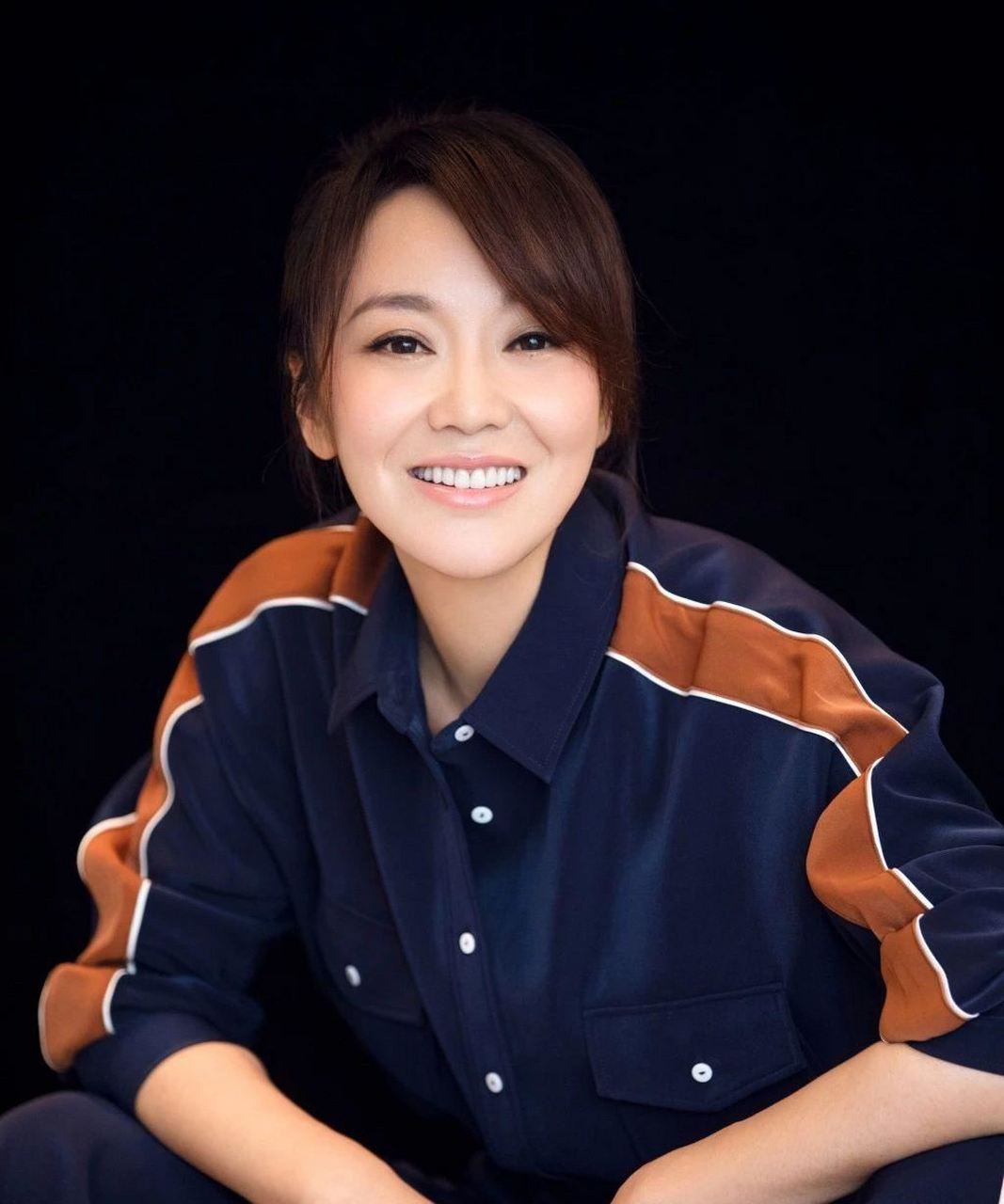 闫妮,一个风情万种的女演员,以独特的魅力引人注目.