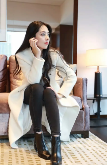 向佐一家杭州游,腹肌惹眼,郭碧婷身材发福,泳池不摘口罩