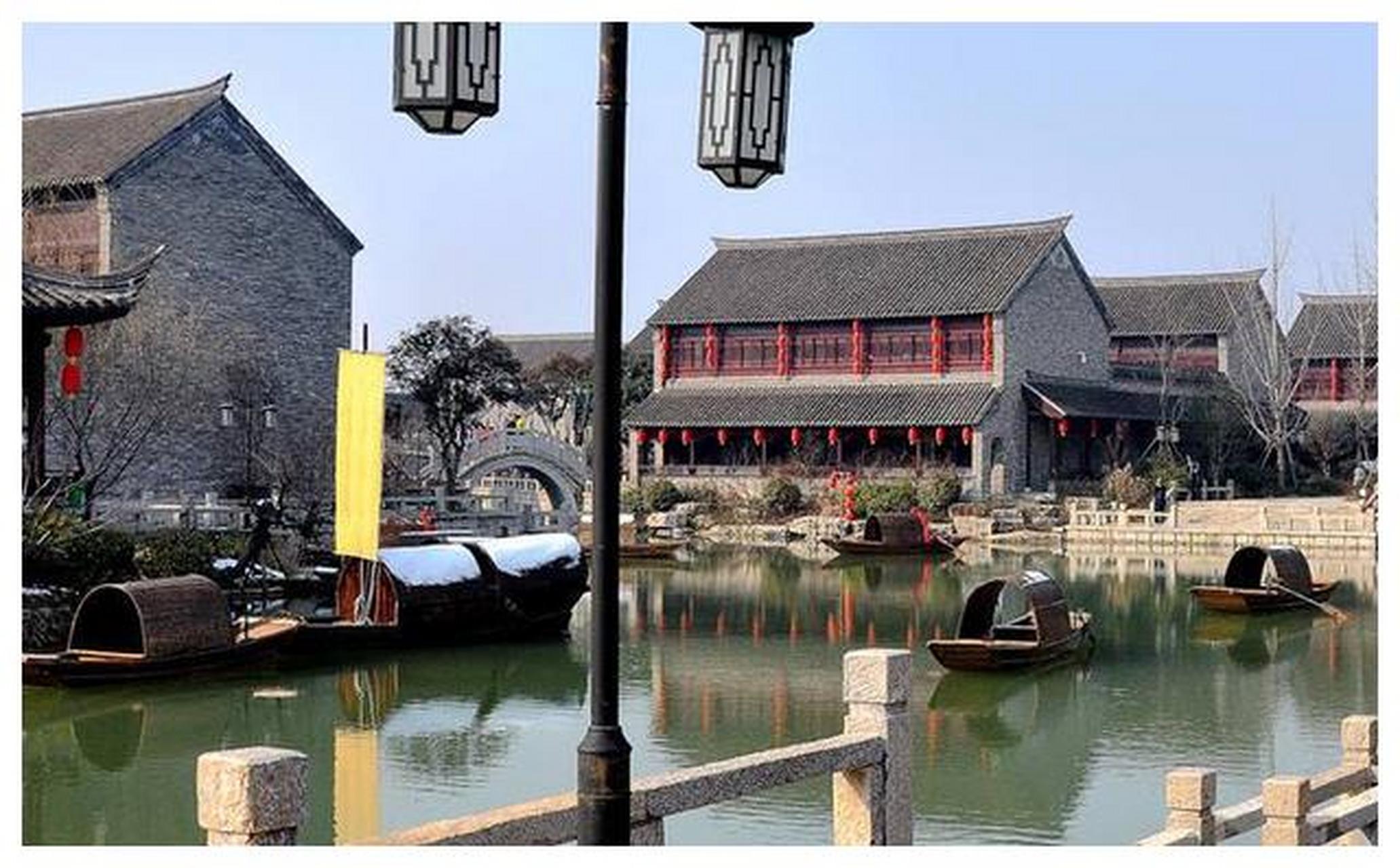 潘安水镇是以历史美男子潘安的名字命名的古镇,以其独特的景色和仙境