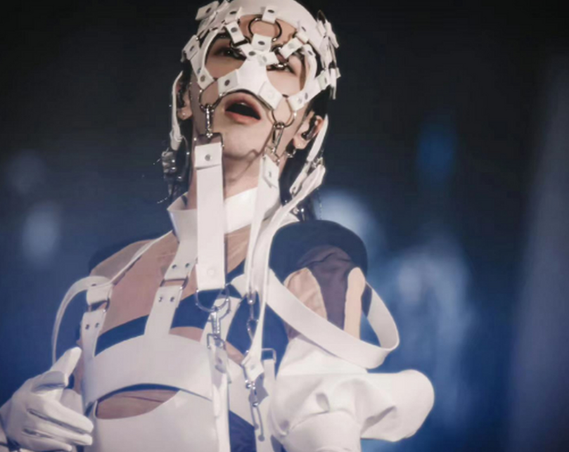 华晨宇演唱会翻车,11人中暑晕倒,他却为"法师"称号洋洋得意