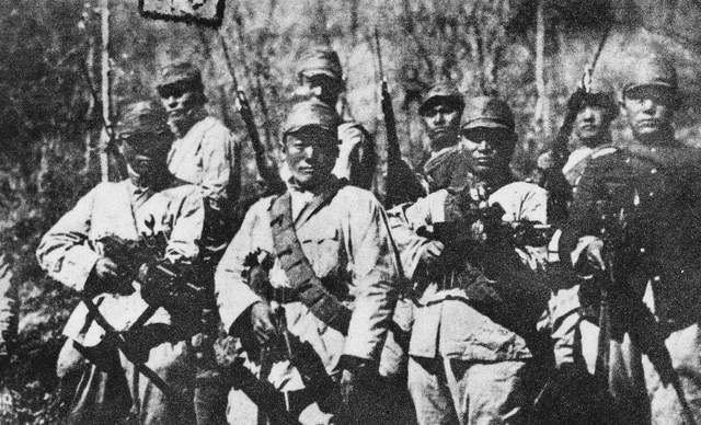 1952年港商出境,侦察员一把揪下其假发:司令别演戏了!
