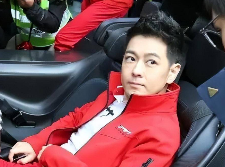 不老男神林志颖复出!面相显凶大变样,给粉丝签名左手抬不上力