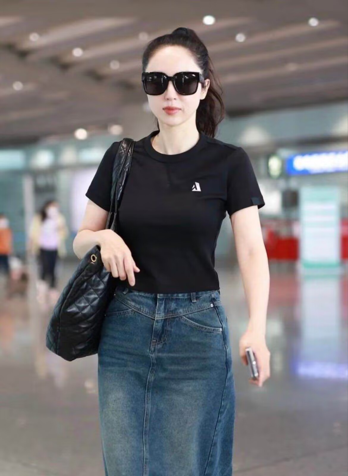 董璇43岁凭机场生图出圈!原来这种穿搭,才是聪明女人的首选